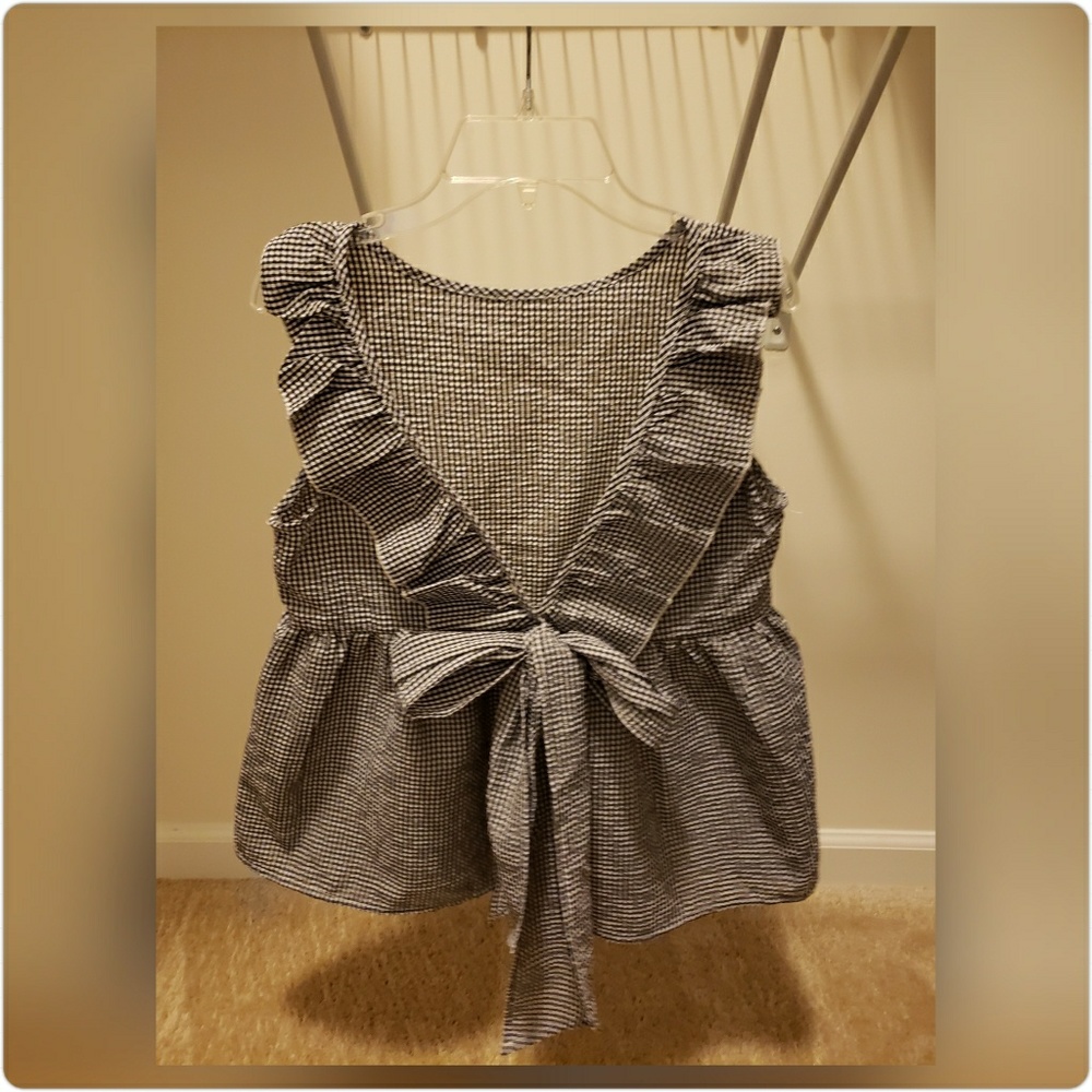 NWOT Flounce trim plunging neck top with bow